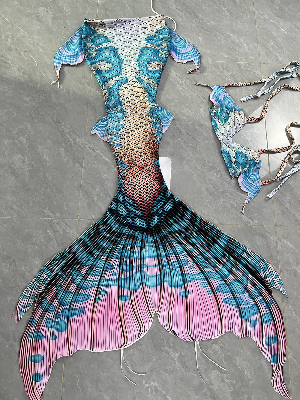 Colorful Dreamy Mermaid Tail A - Aquarium & Marine Museum Universiti Malaysia Sabah Kota Kinabalu Sabah recension och pris